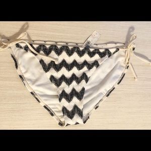 Old Navy black andwhitezigzagstripedbikini bottom